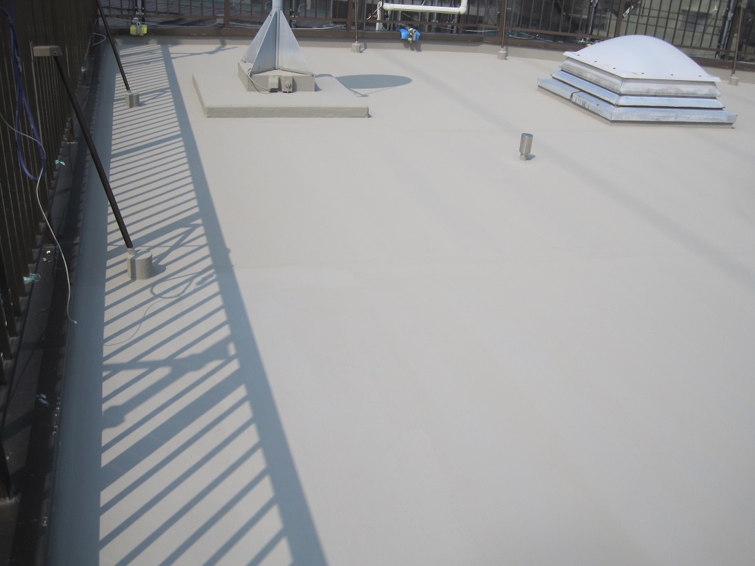 川崎市内　鉄骨造マンション　屋上防水の夏季暑さ対策（遮熱塗料）