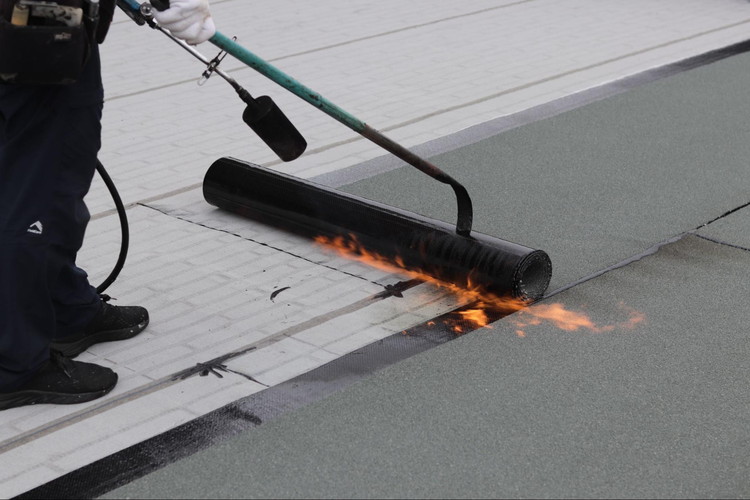 【屋上防水】アスファルト防水の特徴やメリット・デメリットを解説