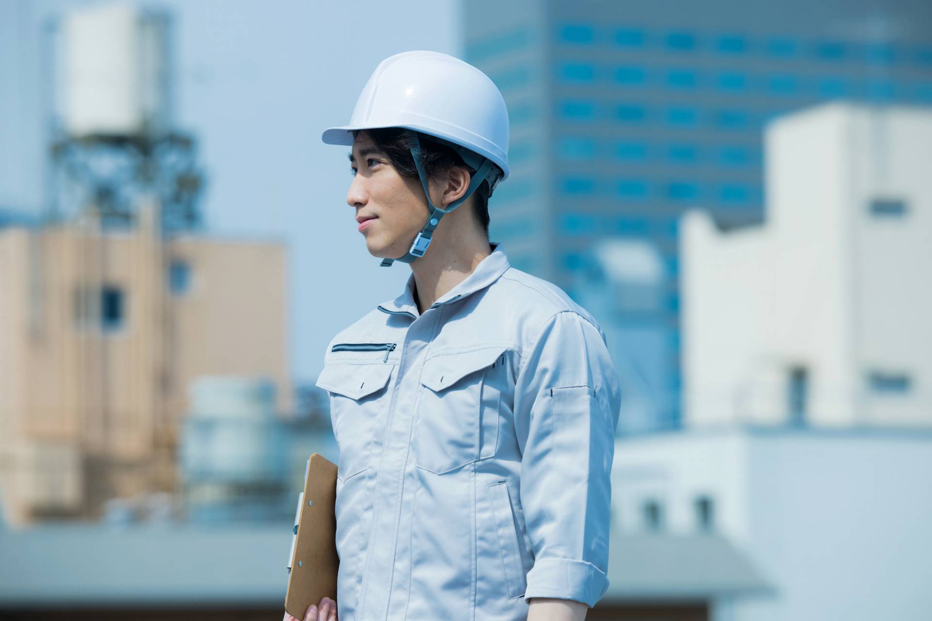 つなぎ姿の男性